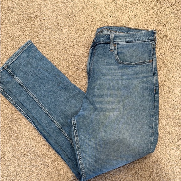 Old Navy athletic Fit Blue Jeans with Light Wash - Picture 2 of 5